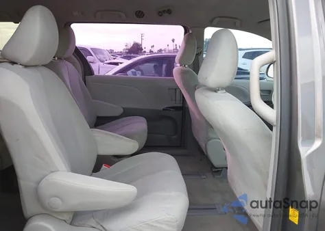 2011 Toyota Sienna z USA, uszkodzony, nr VIN 5TDKA3DC7BS008205